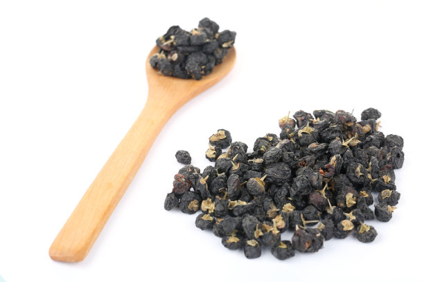 黑枸杞在木勺上白枸杞图片下载
