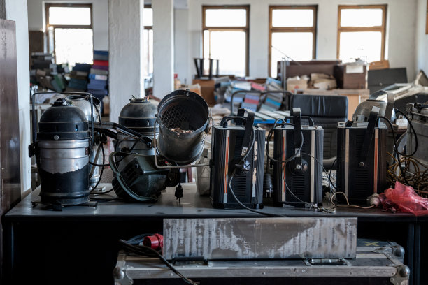 废弃剧院里受损的舞台聚光灯图片下载