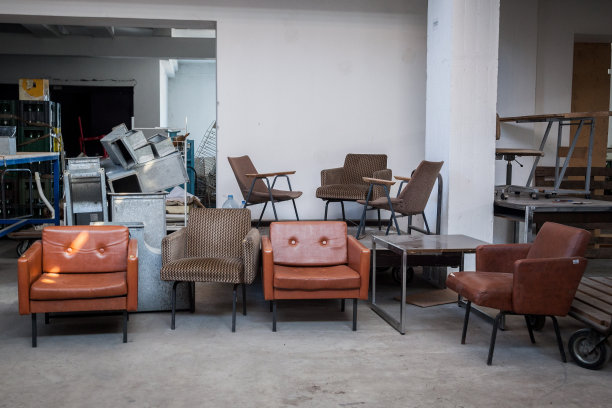 70年代的老式皮革扶手椅在跳蚤市场古董商的仓库里出售图片下载