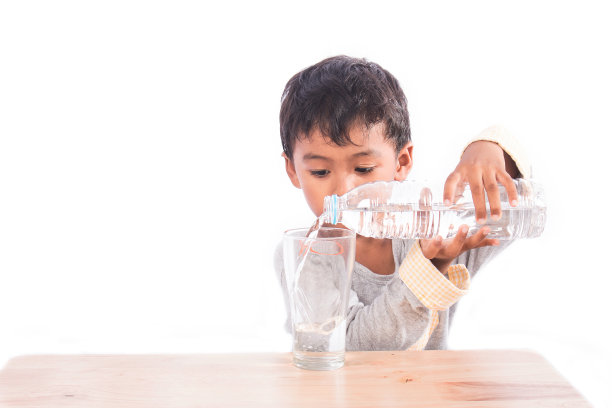 小男孩喝水图片下载