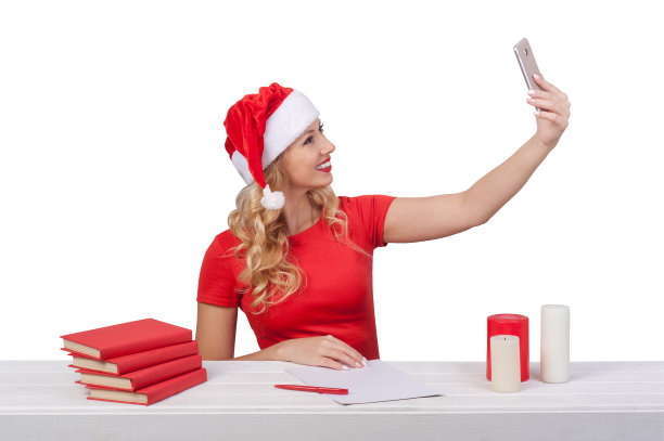 圣诞节用智能手机自拍的女人，圣诞概念一图片下载