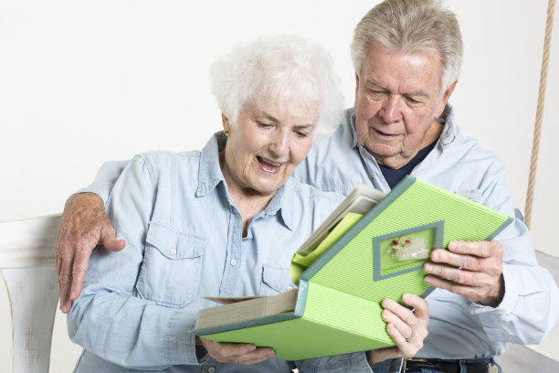 一对老年夫妇正在分享一个特殊的时刻图片下载