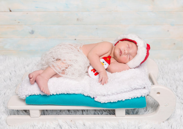可爱的新生儿在雪橇床上图片下载