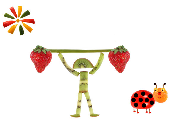 创新食品的概念。拿着几片猕猴桃的有趣小男孩。图片下载