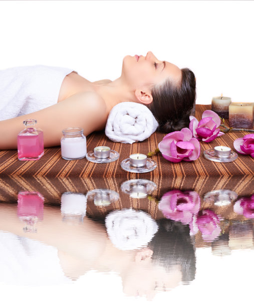 美丽的女人在温泉的肖像图片下载