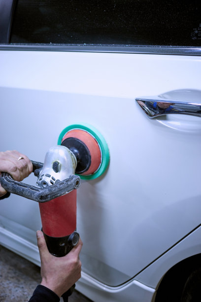 在加油站准备出售汽车。图片下载