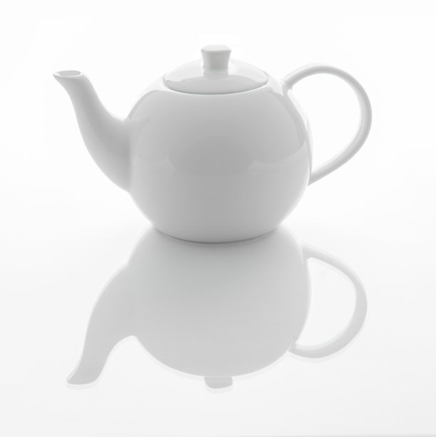 白色茶壶孤立在白色背景反射图片下载