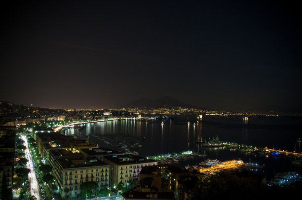 夜晚的那不勒斯图片下载