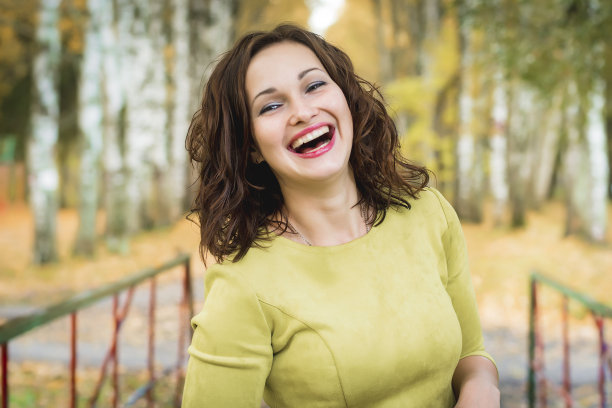 美丽的年轻女子在笑图片下载