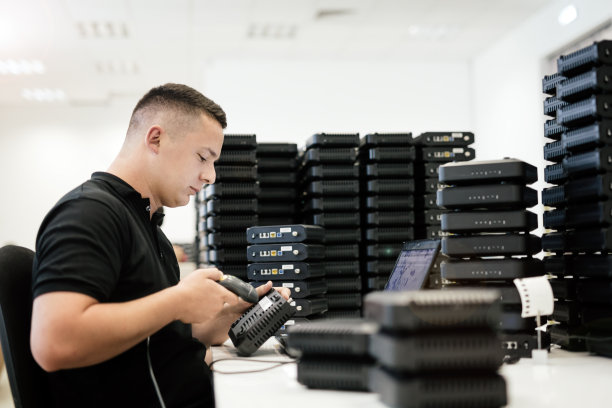 工作人员使用条形码阅读器识别产品图片下载