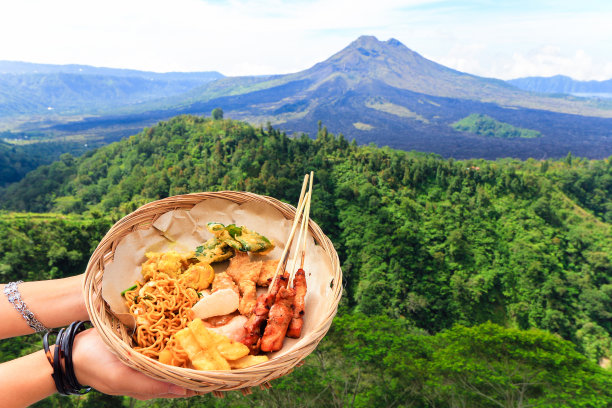 巴厘岛美食与金塔马尼火山景观素材图片
