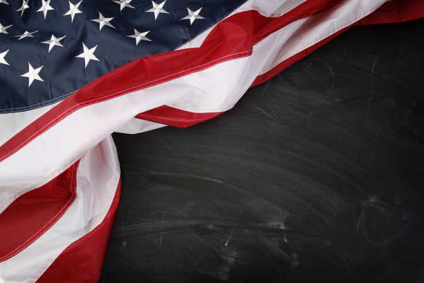 国旗插在黑板上图片下载