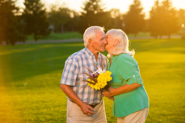 高级女人吻男人。图片下载