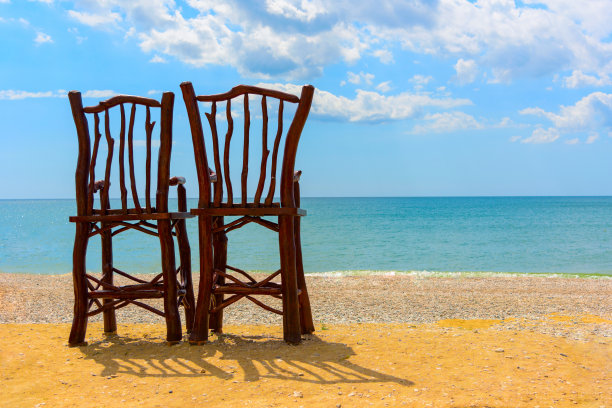 海边的两把大椅子图片下载