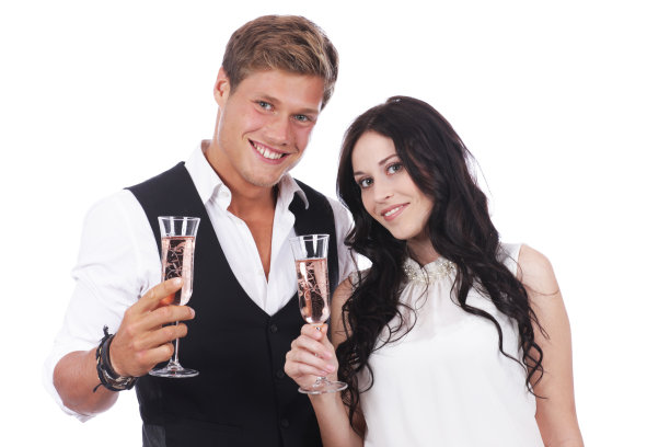 一对幸福的情侣，酒杯闪闪发光图片下载