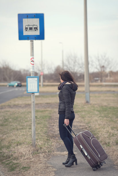 聪明伶俐的女人坐公共汽车图片下载