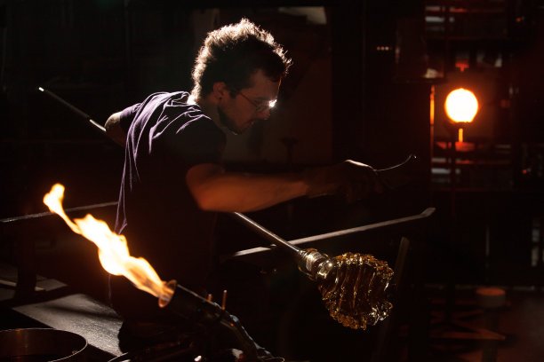 高炉附近的玻璃工人图片下载