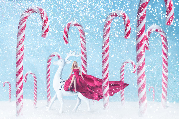 拿着圣诞糖果拐杖的时尚女孩素材图片