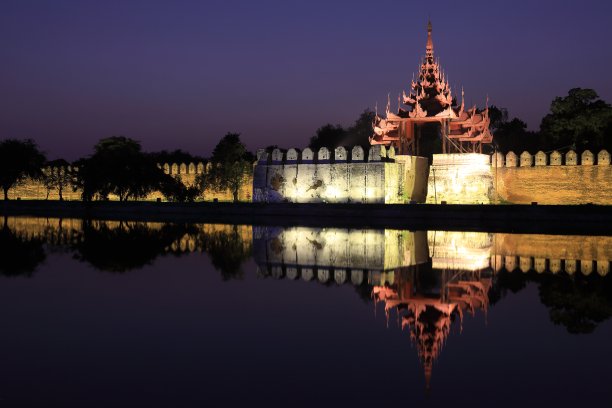 曼德勒皇宫的夜景图片下载
