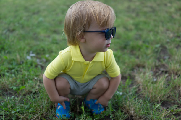 公园里的小男孩图片下载