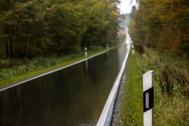 下雨的乡村街道图片下载