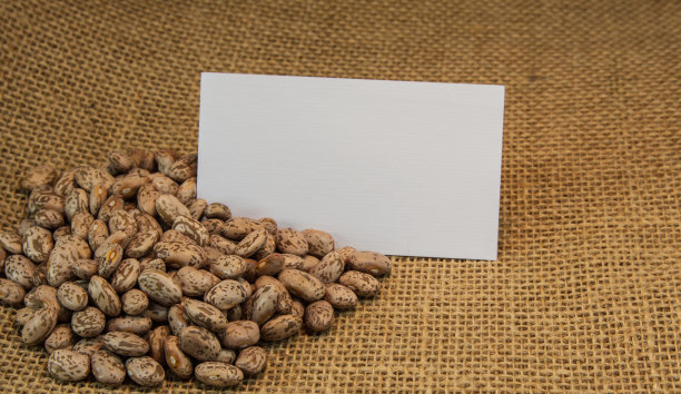 粗麻袋上的花豆和便条卡图片下载