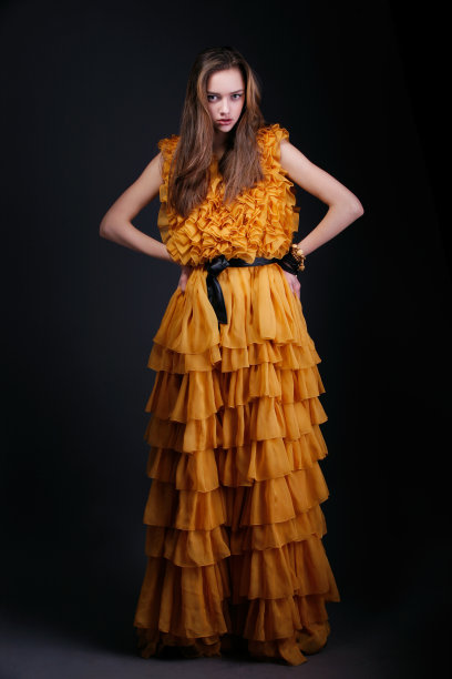 穿黄衣服的漂亮女人看着镜头图片下载