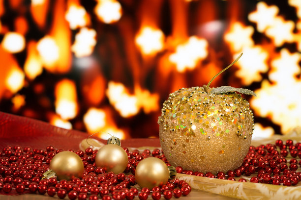 圣诞球和金珠子。手工制作的苹果。图片下载