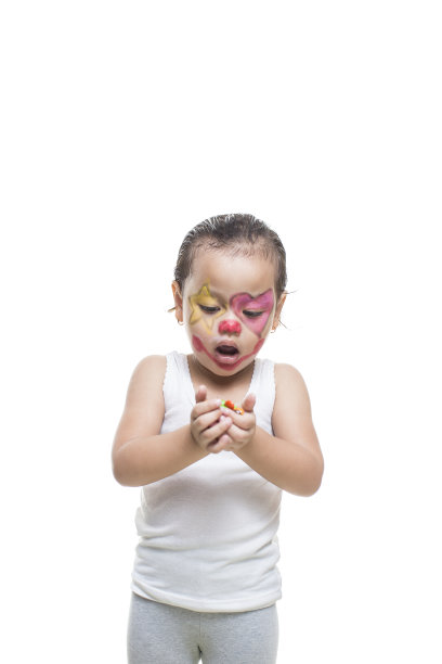 有趣的表情小孩拿着一把巧克力图片下载