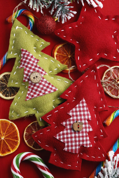 用焦糖和柑橘做的圣诞装饰，俯视图图片下载