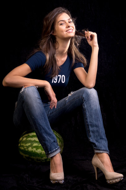 时装模特孤立在黑色图片下载