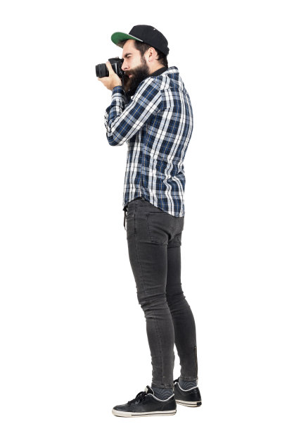 潮人用单反相机拍照的侧视图图片下载