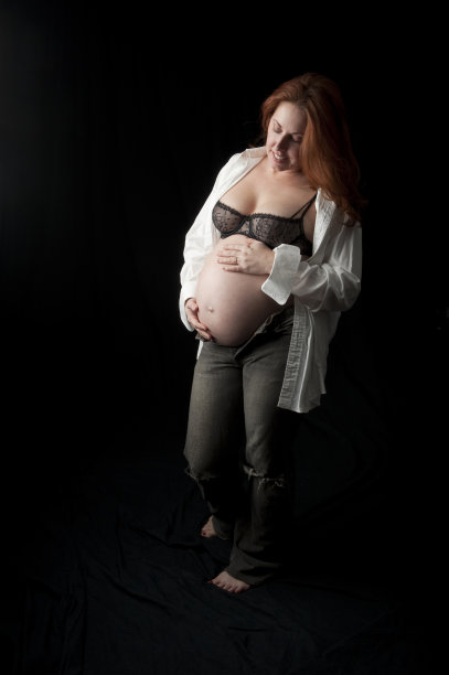 怀孕的女性图片下载