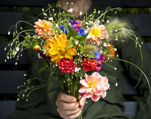 女孩赠送花束图片下载