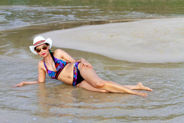 女人漂亮的比基尼帽子和太阳镜图片下载