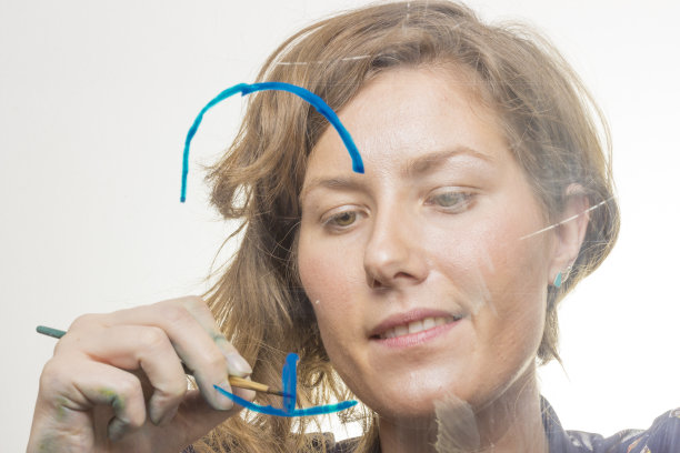 插画水彩画在玻璃上。从低角度拍摄，图片下载