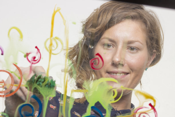 插画水彩画在玻璃上。从低角度拍摄，图片下载