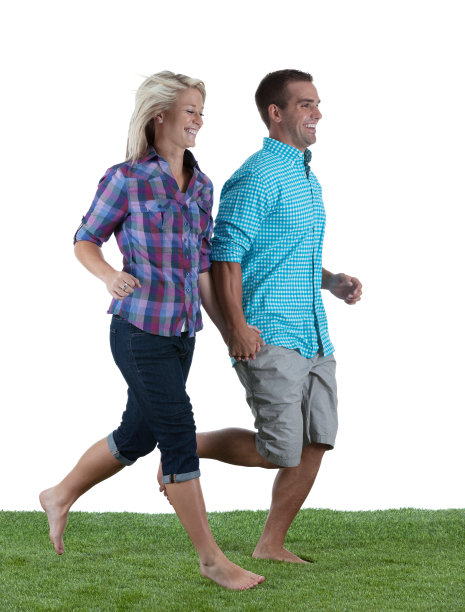 情侣在草地上跑步图片下载