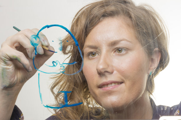 插画水彩画在玻璃上。从低角度拍摄，图片下载