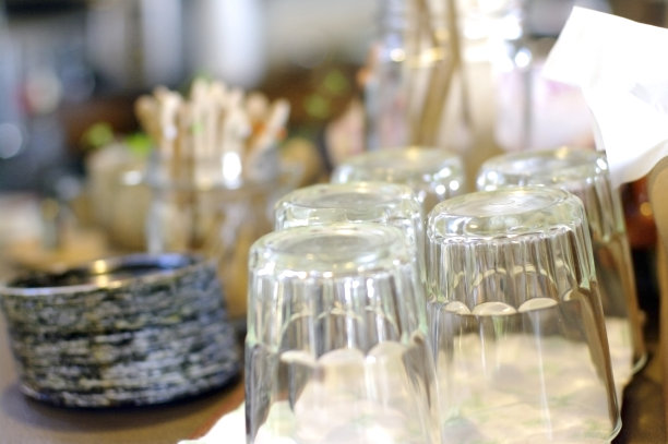 咖啡柜台上有玻璃杯和杯子图片下载