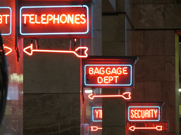 车站霓虹灯图片下载