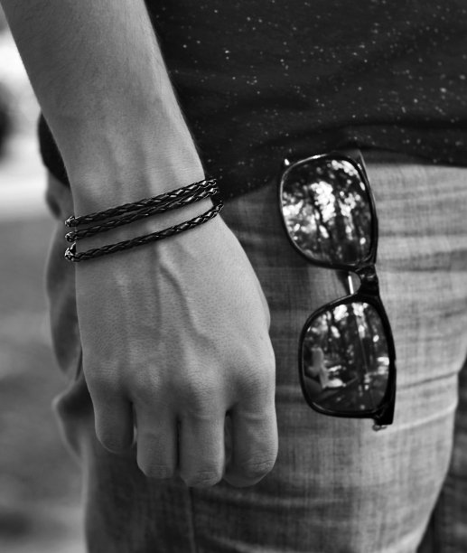 年轻时尚配眼镜和手镯图片下载