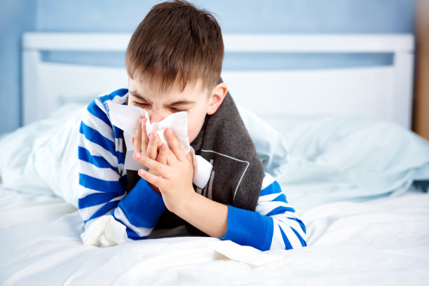 生病的男孩躺在床上图片下载