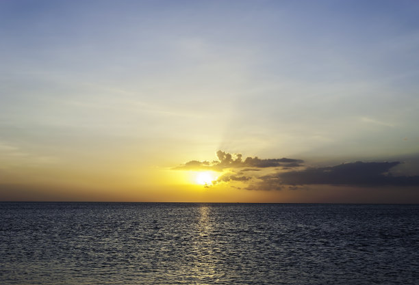 天空日落，海面黄昏图片下载