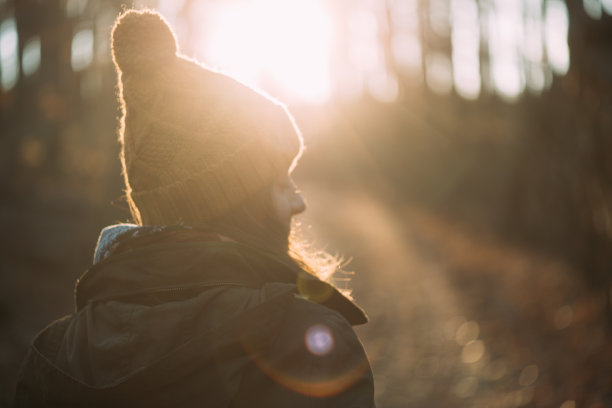 女人喜欢户外的自由。图片下载