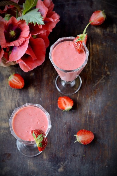 两杯草莓鸡尾酒图片下载