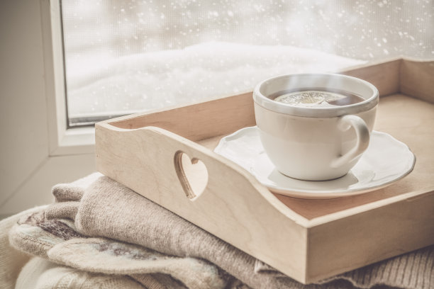 托盘上的茶和毛衣从下雪的冬天图片下载