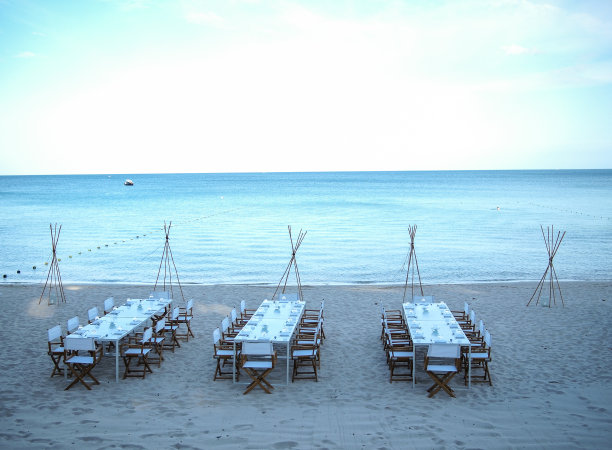 在海滩上用餐图片下载