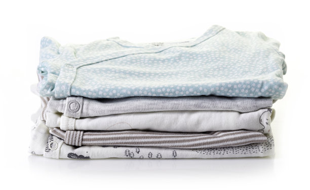 一堆婴儿衣服孤立在白色图片下载