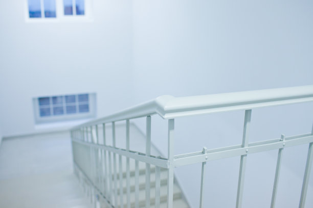 商业中心办公楼的内部由门、白色的梯子、大理石电梯、阁楼和大厅组成图片下载